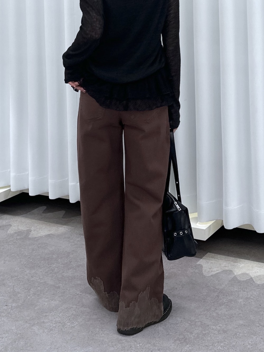 ブラック系のTシャツ/カットソー、ブラウン系のデニムパンツ、ブラック系のショルダーバッグを着用したレディースの秋コーディネートの6枚目の写真