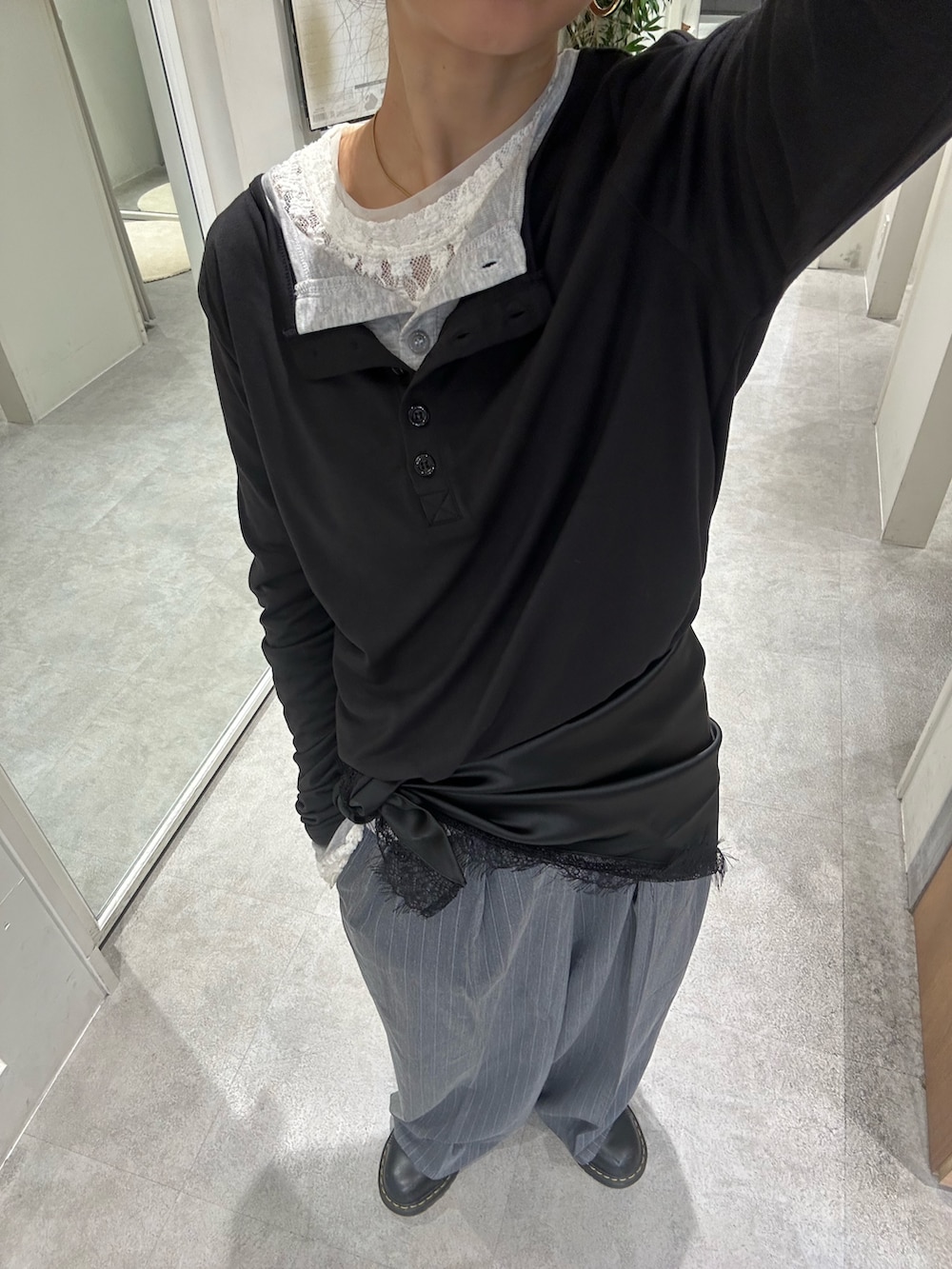 ブラック系のブルゾン、グレー系のスラックス、ブラック系のショルダーバッグを着用したレディースの秋コーディネートの4枚目の写真