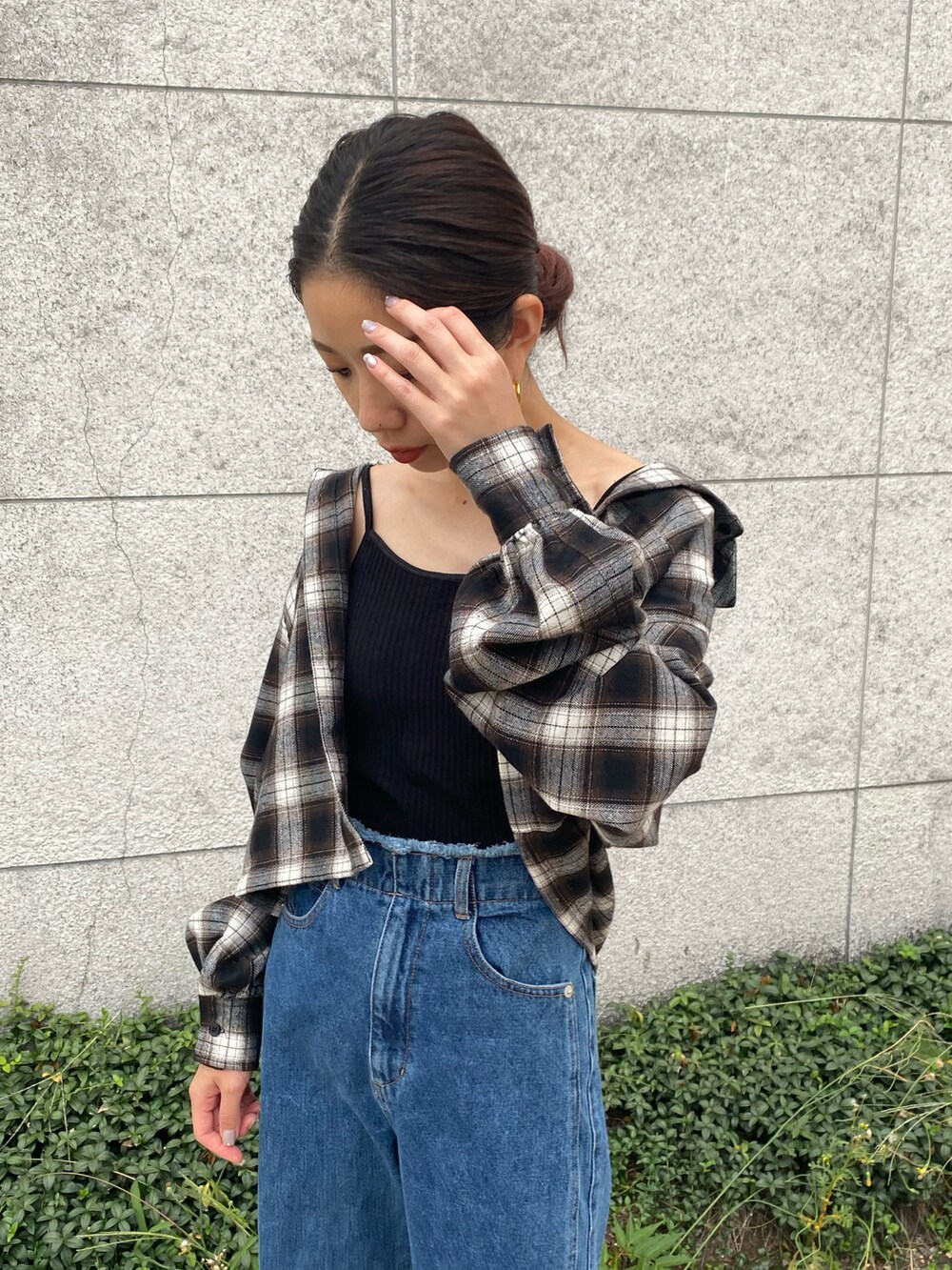 ブルー系のデニムパンツ、ホワイト系のブーツ、ブラック系のシャツ/ブラウスを着用したレディースの秋コーディネートの3枚目の写真