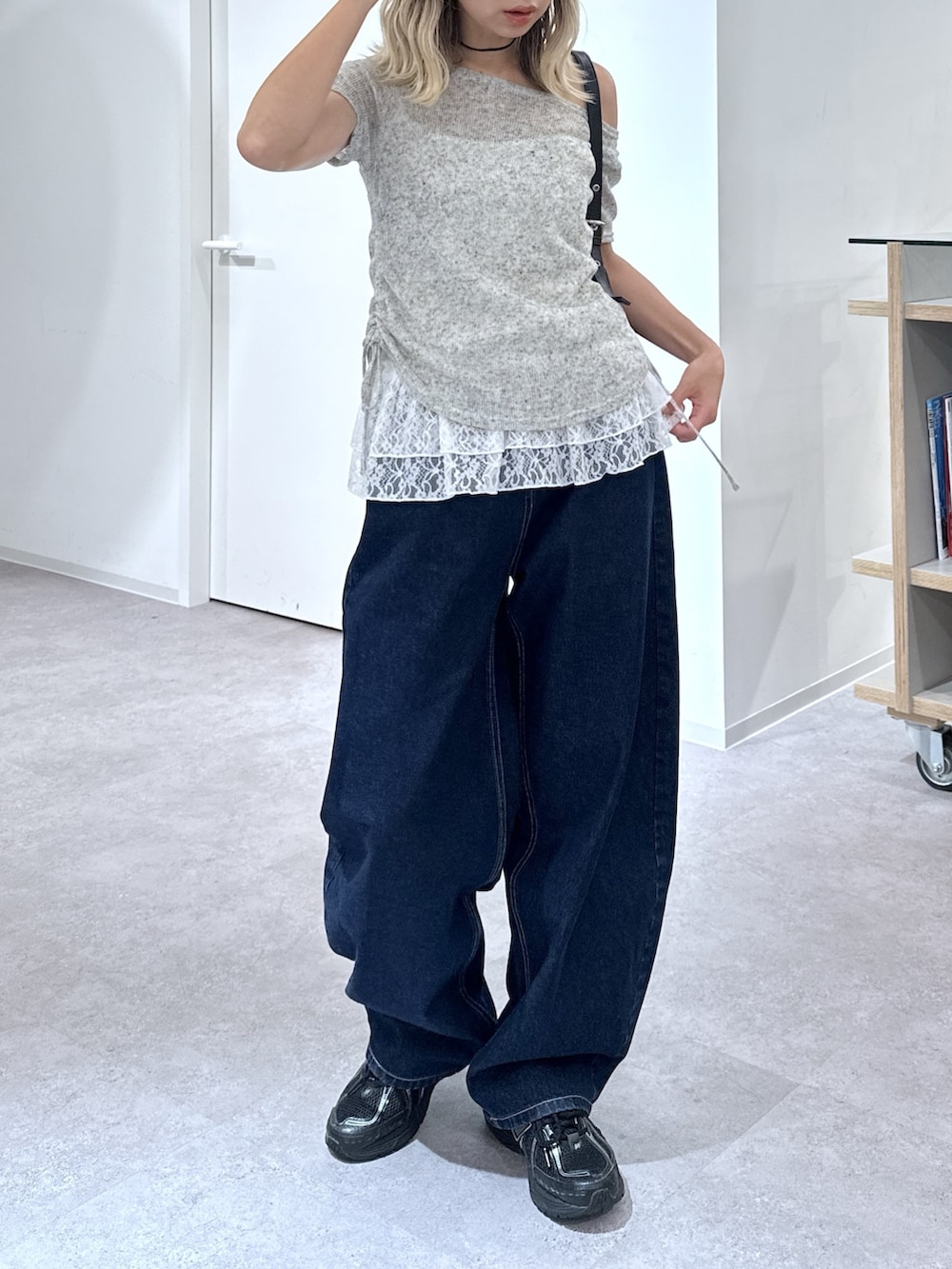 ホワイト系のTシャツ/カットソー、ブルー系のデニムパンツ、ブラック系のショルダーバッグを着用したレディースの夏コーディネートの4枚目の写真