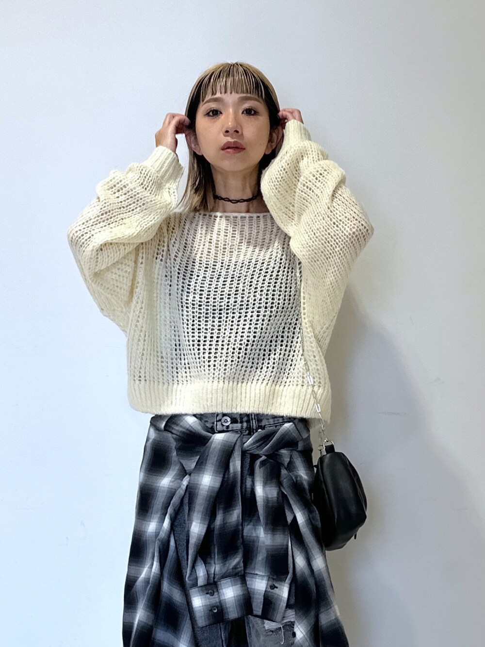 ホワイト系のニット/セーター、ブラック系のキャミソール、ブラック系のシャツ/ブラウスを着用したレディースの秋コーディネートの4枚目の写真