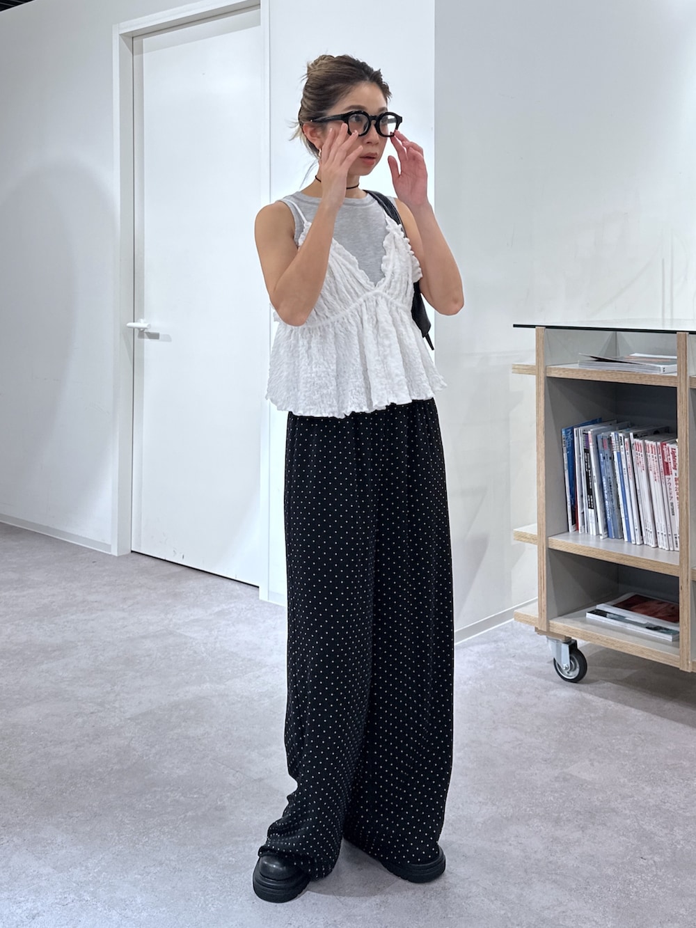 グレー系のTシャツ/カットソー、ホワイト系のシャツ/ブラウス、ブラック系のショルダーバッグを着用したレディースの夏コーディネートの8枚目の写真