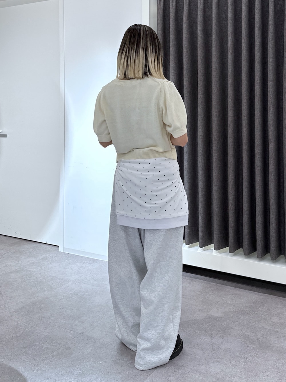 ホワイト系のニット/セーター、ホワイト系のその他パンツ、ホワイト系のTシャツ/カットソーを着用したレディースの春コーディネートの3枚目の写真
