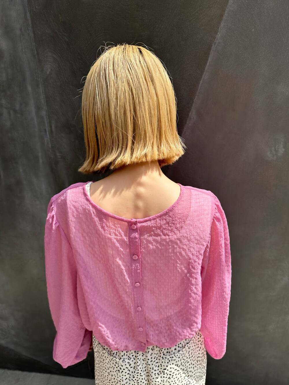 ピンク系のシャツ/ブラウス、ホワイト系のその他パンツ、ブラック系のトートバッグを着用したレディースの春コーディネートの4枚目の写真