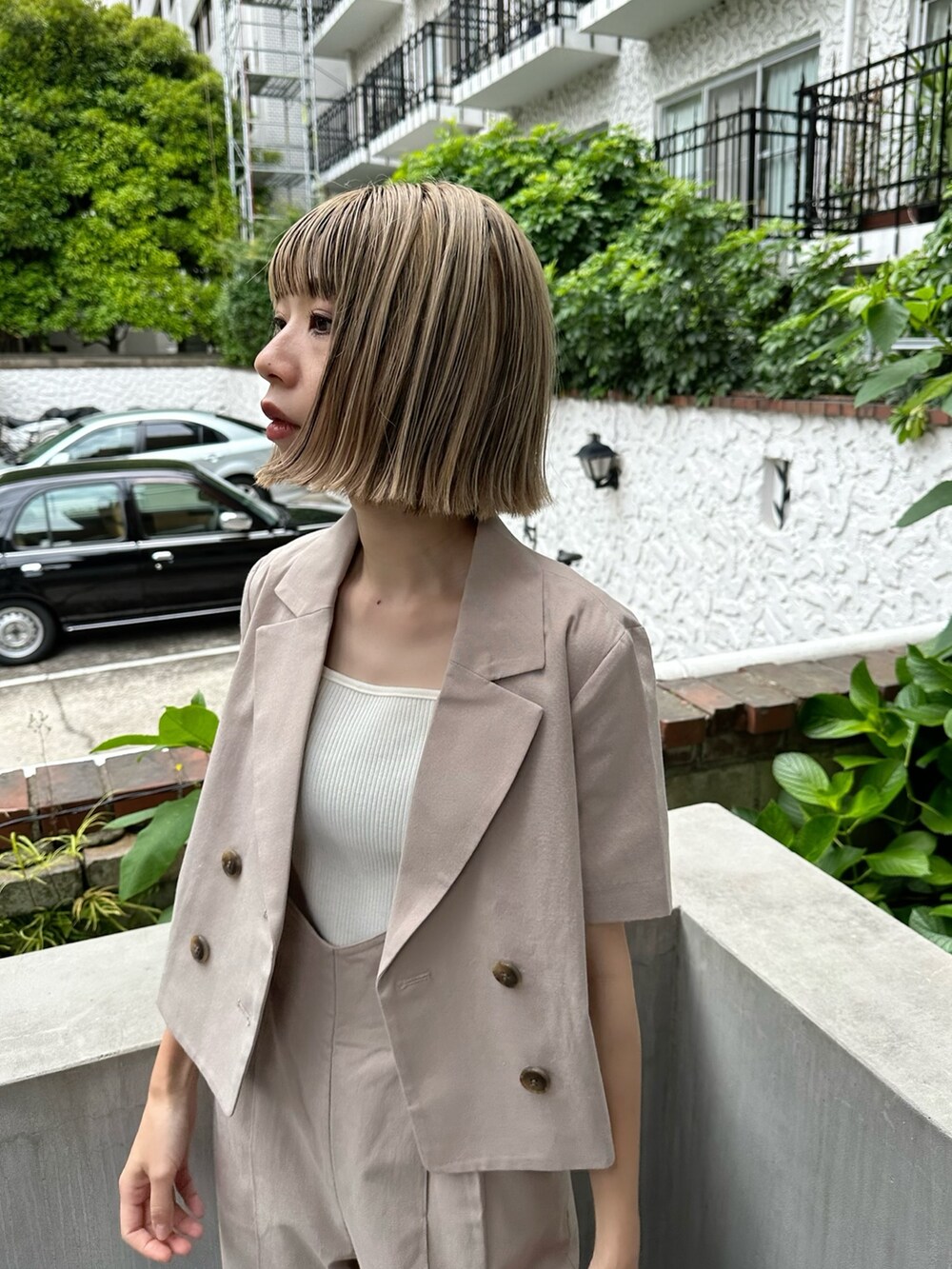 ベージュ系のその他パンツ、ベージュ系のテーラードジャケット、ホワイト系のTシャツ/カットソーを着用したレディースの夏コーディネートの2枚目の写真