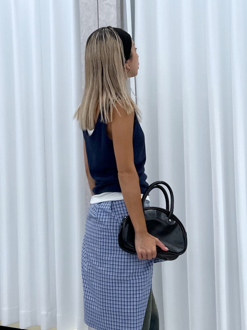 ブルー系のTシャツ/カットソー、ブルー系のシャツ/ブラウス、ブルー系のデニムパンツを着用したレディースの夏コーディネートの5枚目の写真