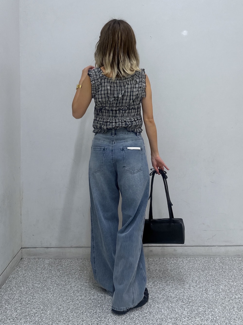 ブルー系のシャツ/ブラウス、ブルー系のデニムパンツ、ブラック系のショルダーバッグを着用したレディースの夏コーディネートの3枚目の写真