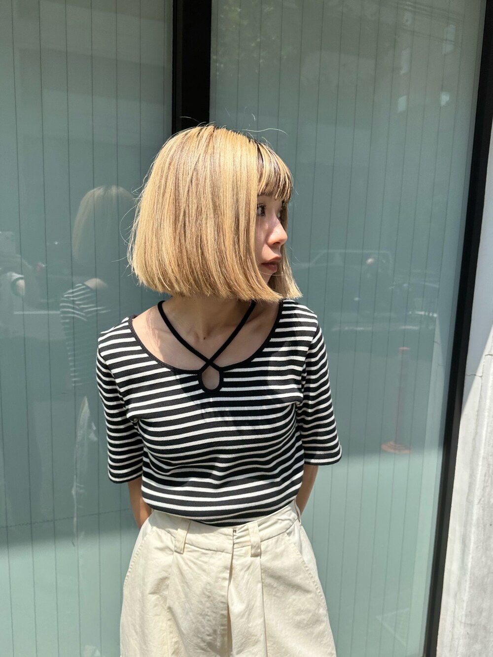 ホワイト系のTシャツ/カットソー、ホワイト系のカーゴパンツを着用したレディースの夏コーディネートの4枚目の写真