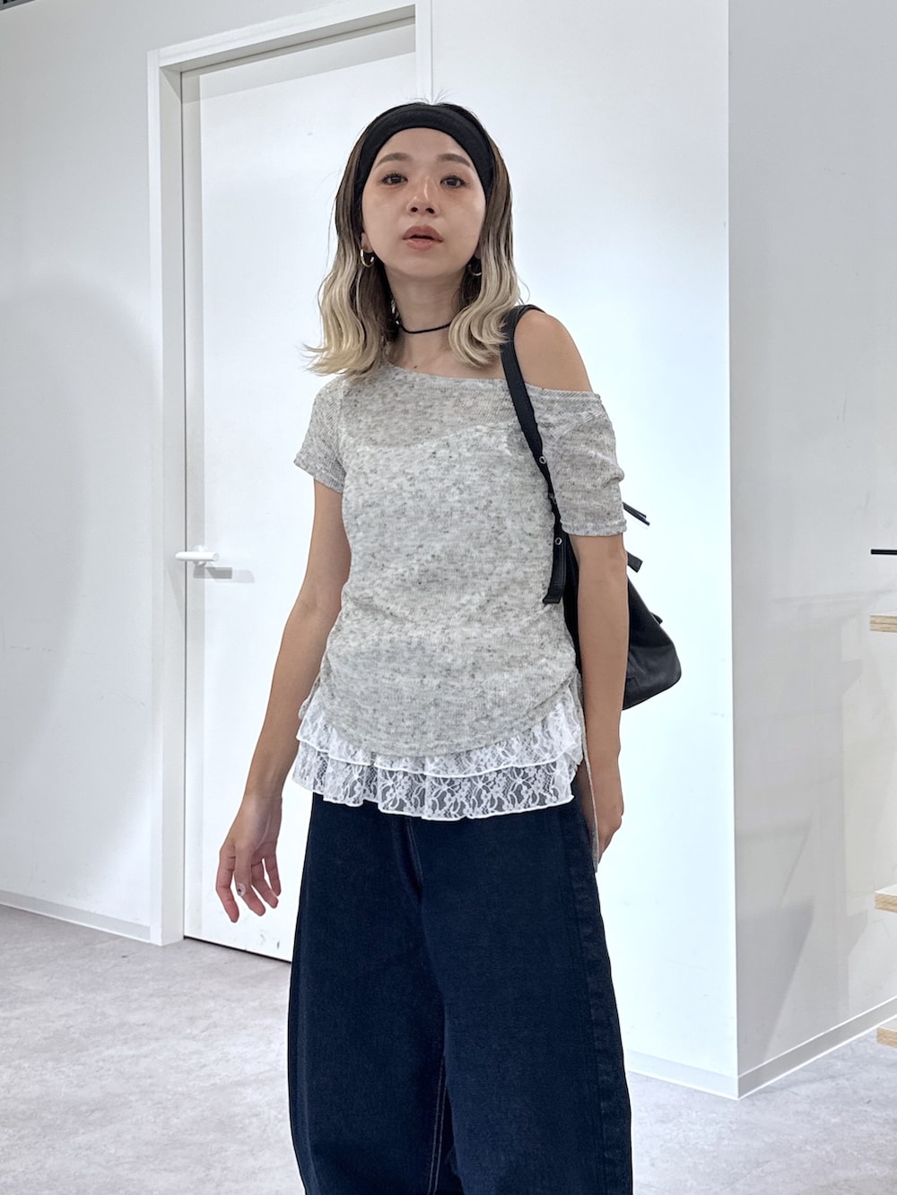 ホワイト系のTシャツ/カットソー、ブルー系のデニムパンツ、ブラック系のショルダーバッグを着用したレディースの夏コーディネートの2枚目の写真