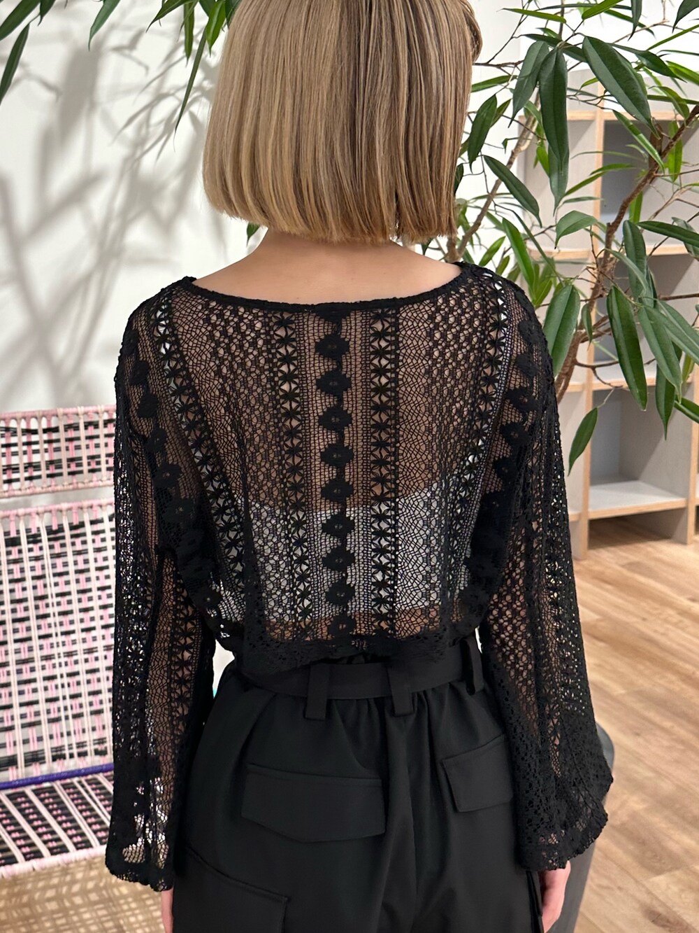 ブラック系のカーディガン/ボレロ、ブラック系のカーゴパンツ、ホワイト系のサンダルを着用したレディースの夏コーディネートの5枚目の写真