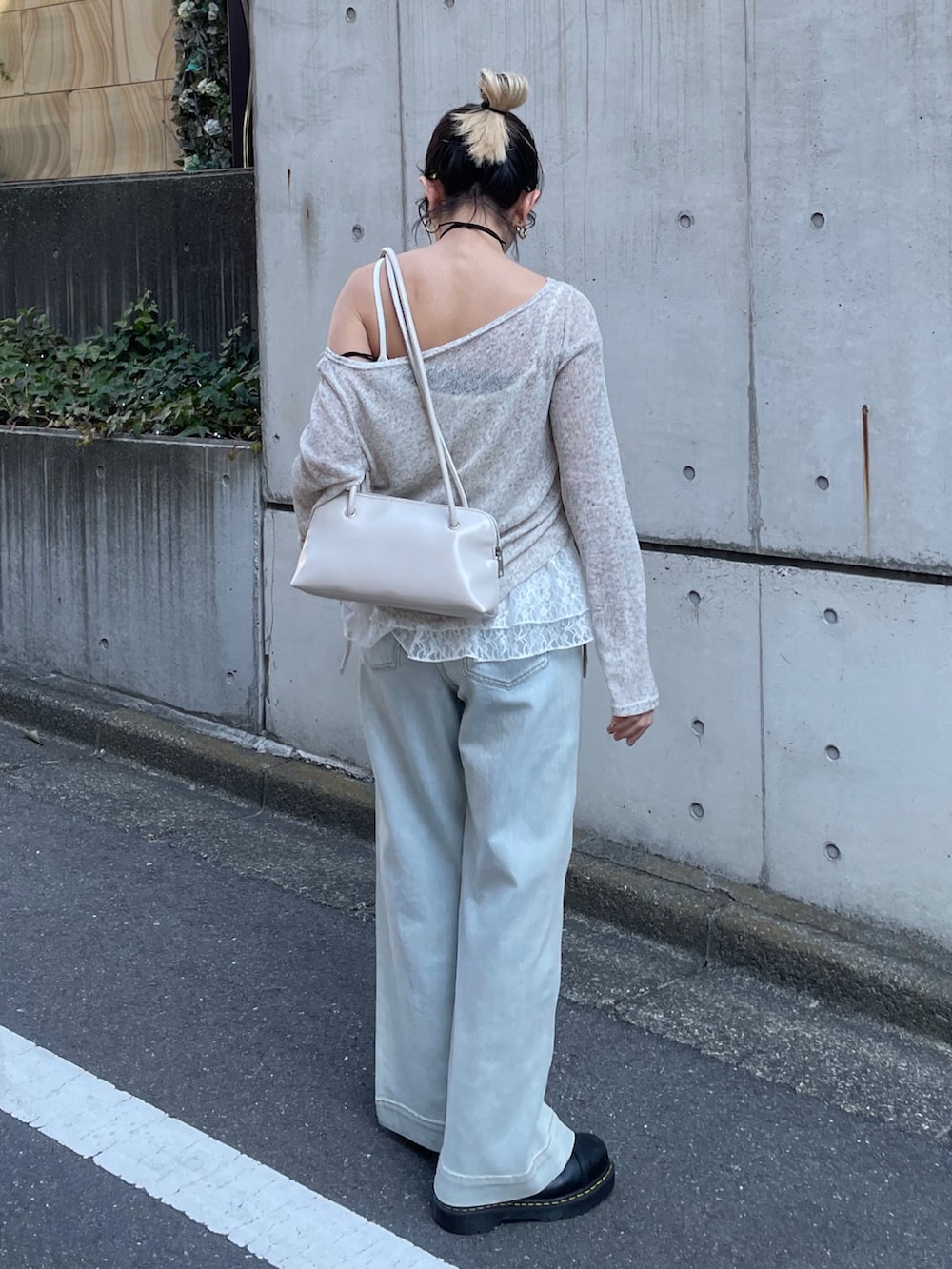 ホワイト系のTシャツ/カットソー、ブルー系のデニムパンツ、ホワイト系のショルダーバッグを着用したレディースの冬コーディネートの2枚目の写真