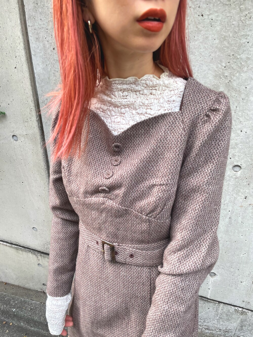 ブラウン系のワンピース、ブラック系のブーツを着用したレディースの秋コーディネートの4枚目の写真