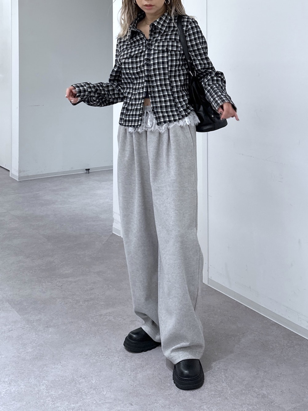 ブラック系のシャツ/ブラウス、グレー系のその他パンツ、ブラック系のショルダーバッグを着用したレディースの秋コーディネートの8枚目の写真