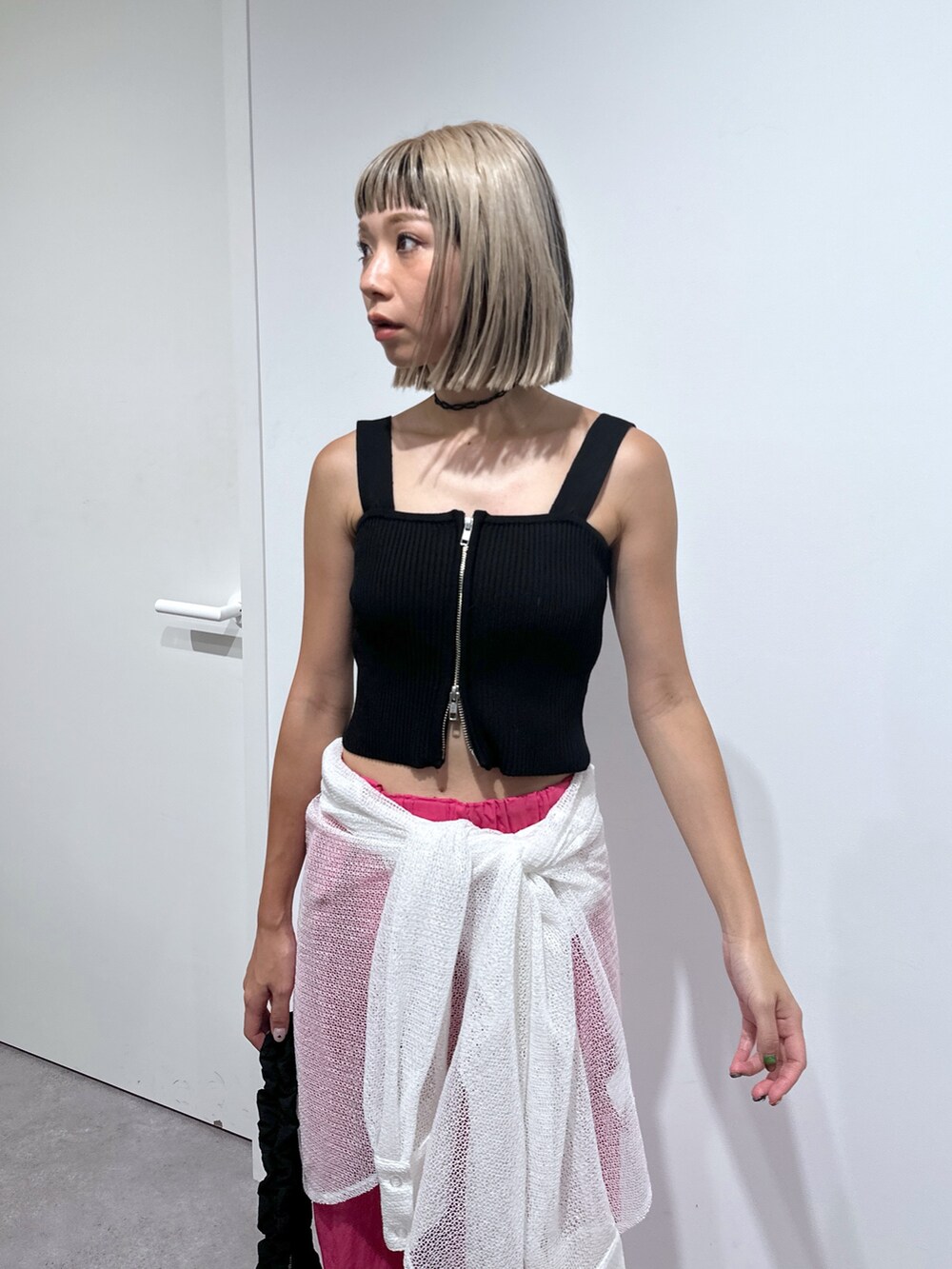 ブラック系のニット/セーター、ホワイト系のシャツ/ブラウス、ピンク系のその他パンツを着用したレディースの夏コーディネートの4枚目の写真