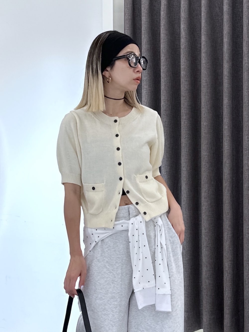 ホワイト系のニット/セーター、ホワイト系のその他パンツ、ホワイト系のTシャツ/カットソーを着用したレディースの春コーディネートの4枚目の写真