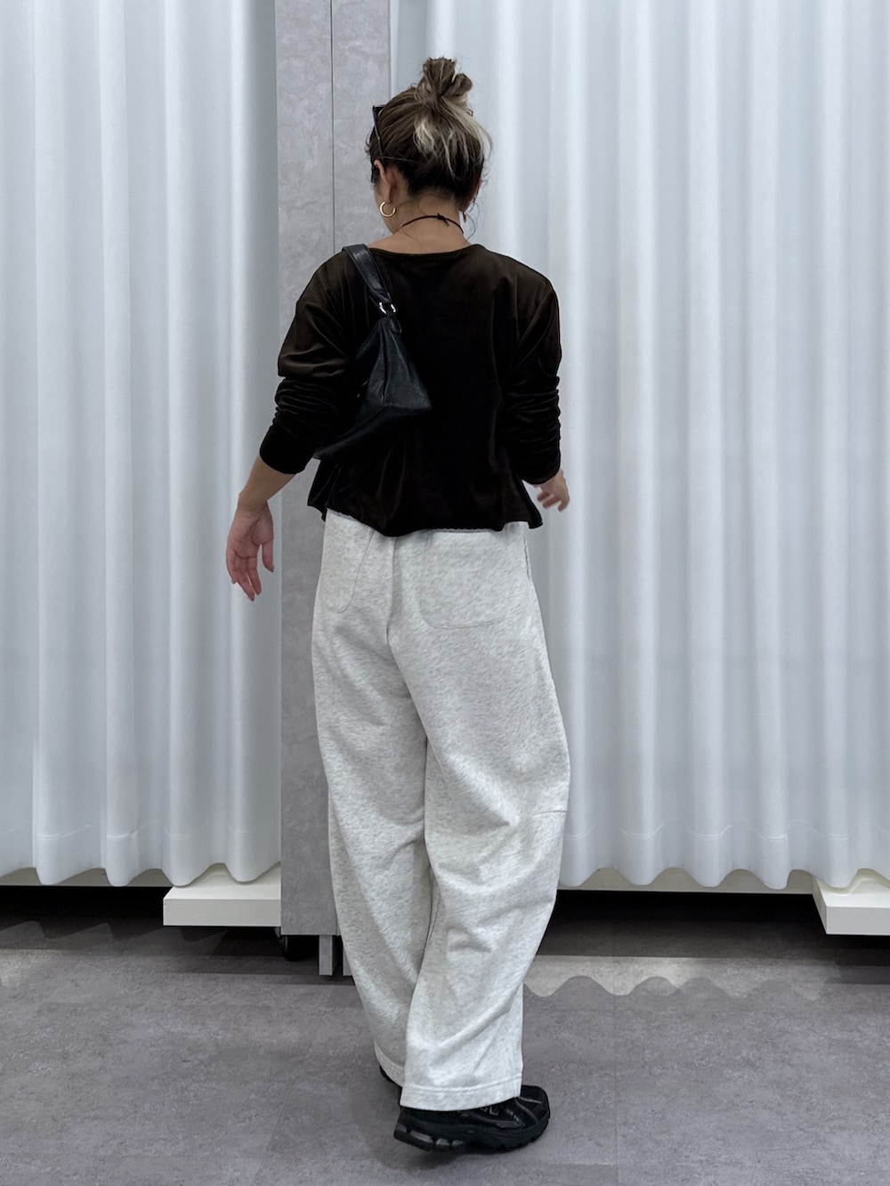 ブラウン系のTシャツ/カットソー、ホワイト系のTシャツ/カットソー、ホワイト系のスウェットパンツを着用したレディースの夏コーディネートの4枚目の写真
