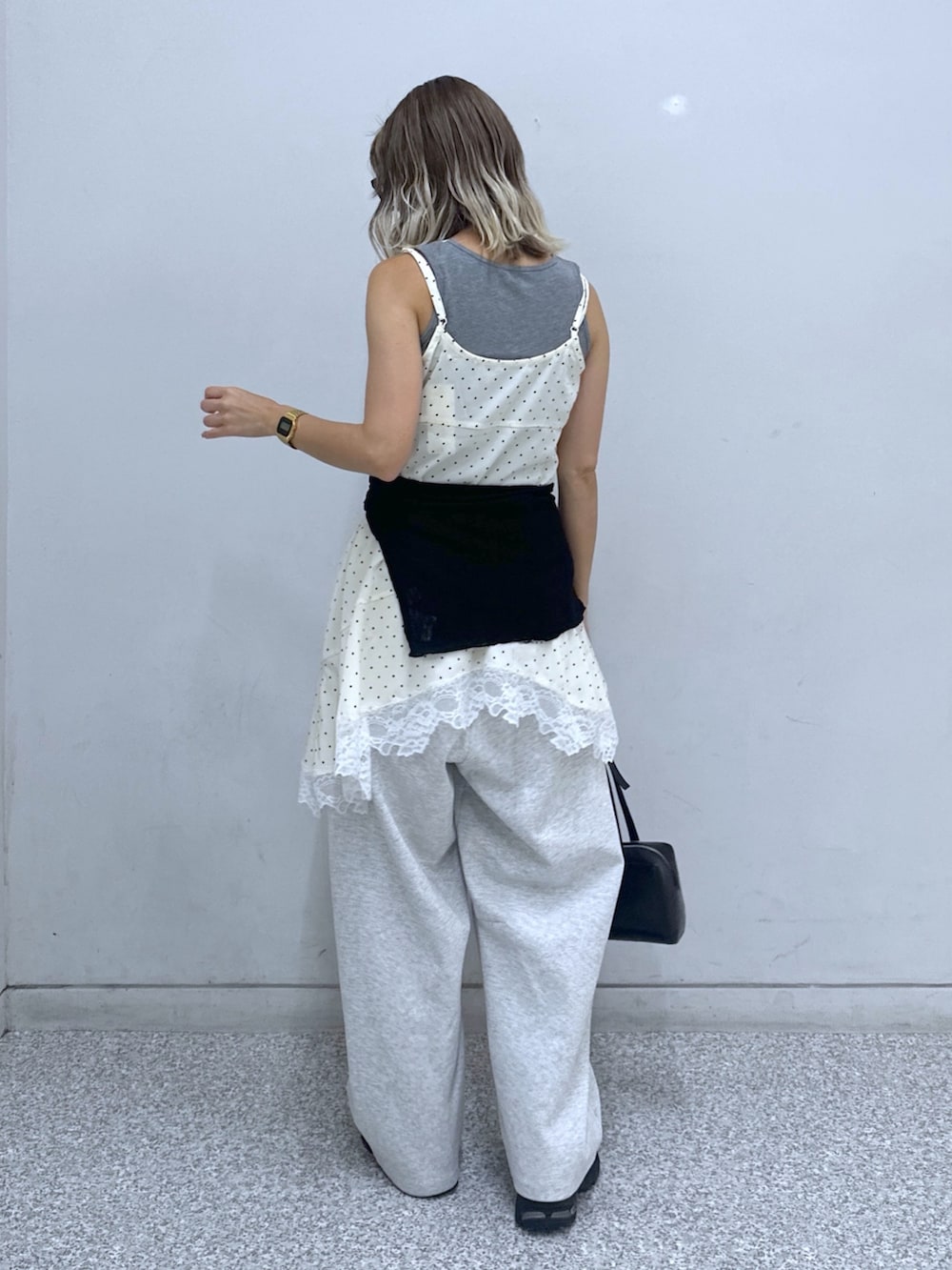 ホワイト系のワンピース、ブラック系のTシャツ/カットソー、ホワイト系のその他パンツを着用したレディースの夏コーディネートの3枚目の写真