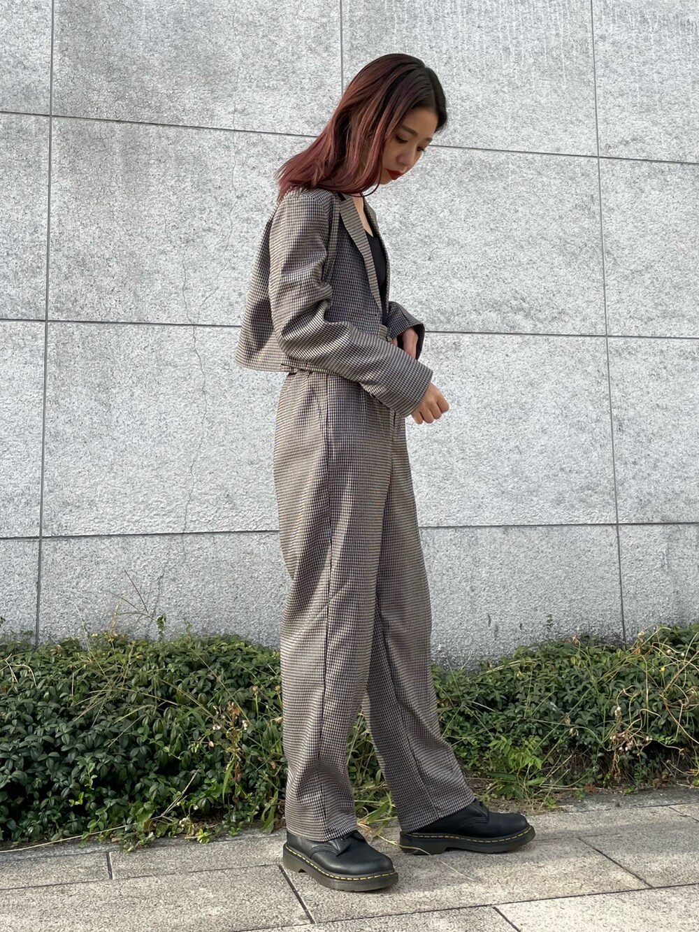 ベージュ系のその他パンツ、ベージュ系のテーラードジャケット、ブラック系のキャミソールを着用したレディースの秋コーディネートの2枚目の写真