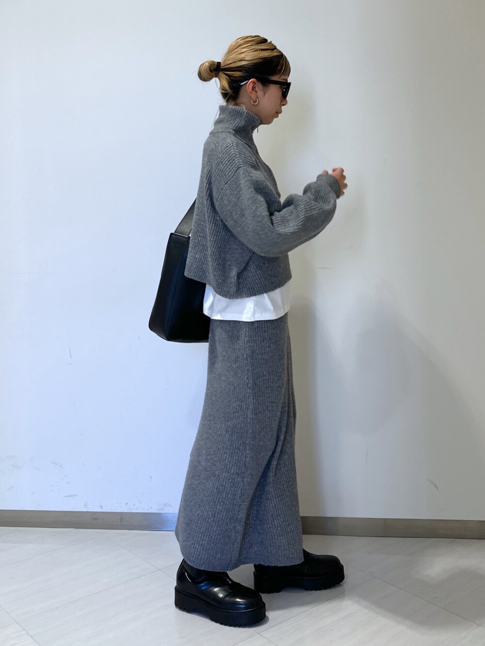 ホワイト系のTシャツ/カットソー、ブラック系のトートバッグ、グレー系のワンピースを着用したレディースの冬コーディネートの2枚目の写真