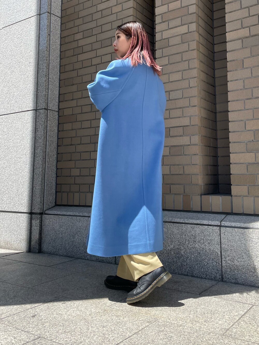 イエロー系のその他パンツ、ブルー系のステンカラーコートを着用したレディースの夏コーディネートの2枚目の写真