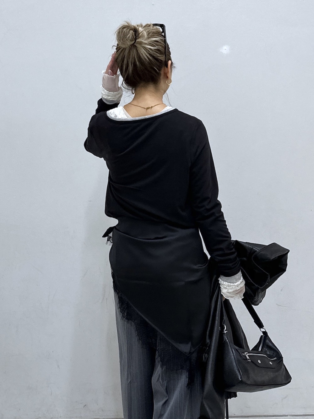 ブラック系のTシャツ/カットソー、ホワイト系のTシャツ/カットソー、ブラック系のブルゾンを着用したレディースの秋コーディネートの8枚目の写真