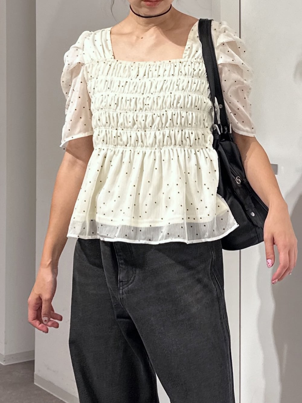 ホワイト系のシャツ/ブラウス、ブラック系のデニムパンツ、ブラック系のショルダーバッグを着用したレディースの夏コーディネートの5枚目の写真