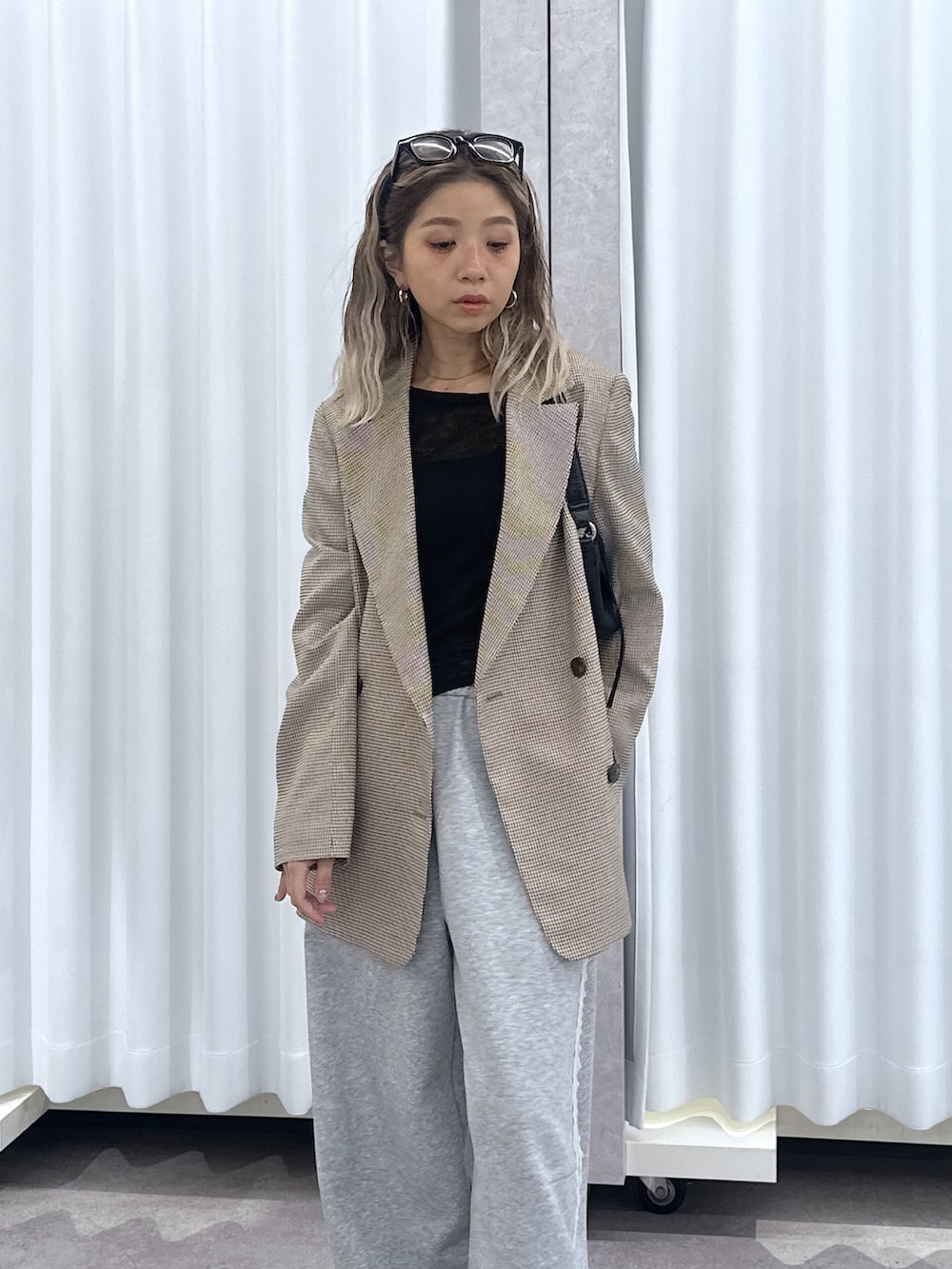 ベージュ系のテーラードジャケット、ブラック系のTシャツ/カットソー、ブラック系のショルダーバッグを着用したレディースの秋コーディネートの4枚目の写真