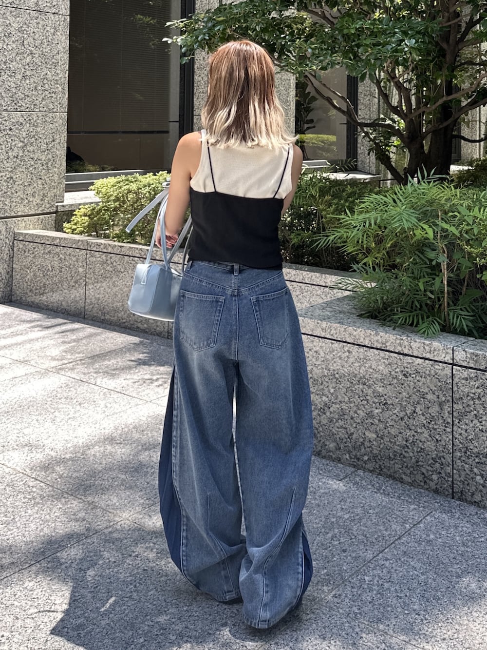 ブラック系のTシャツ/カットソー、ホワイト系のTシャツ/カットソー、ブルー系のショルダーバッグを着用したレディースの夏コーディネートの3枚目の写真
