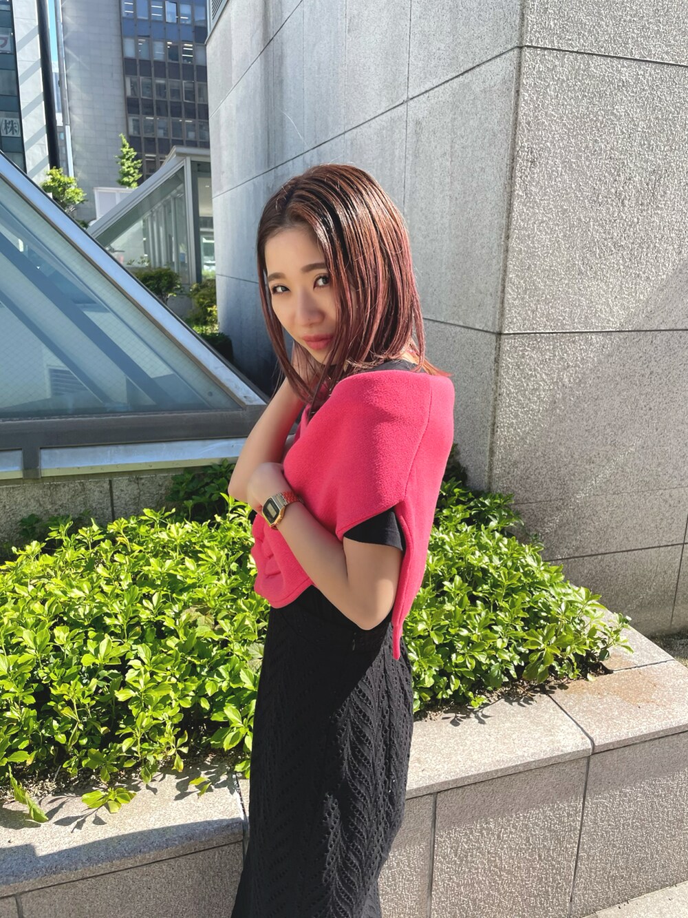 ブラック系のスカート、ホワイト系のサンダル、ブラック系のTシャツ/カットソーを着用したレディースの夏コーディネートの2枚目の写真