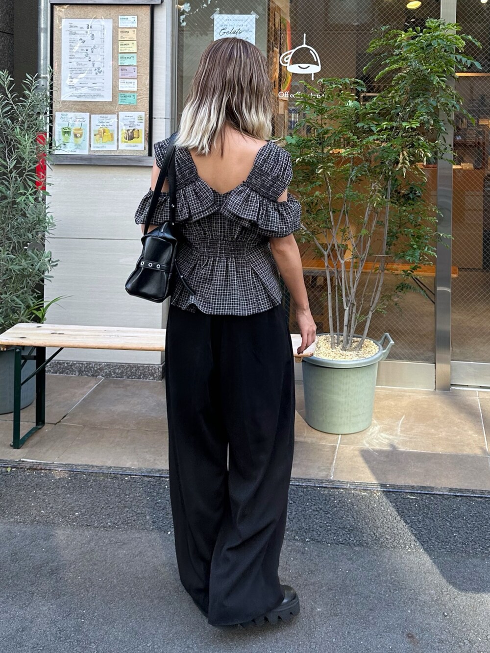 ブラック系のシャツ/ブラウス、ブラック系のスラックス、ブラック系のショルダーバッグを着用したレディースの夏コーディネートの4枚目の写真