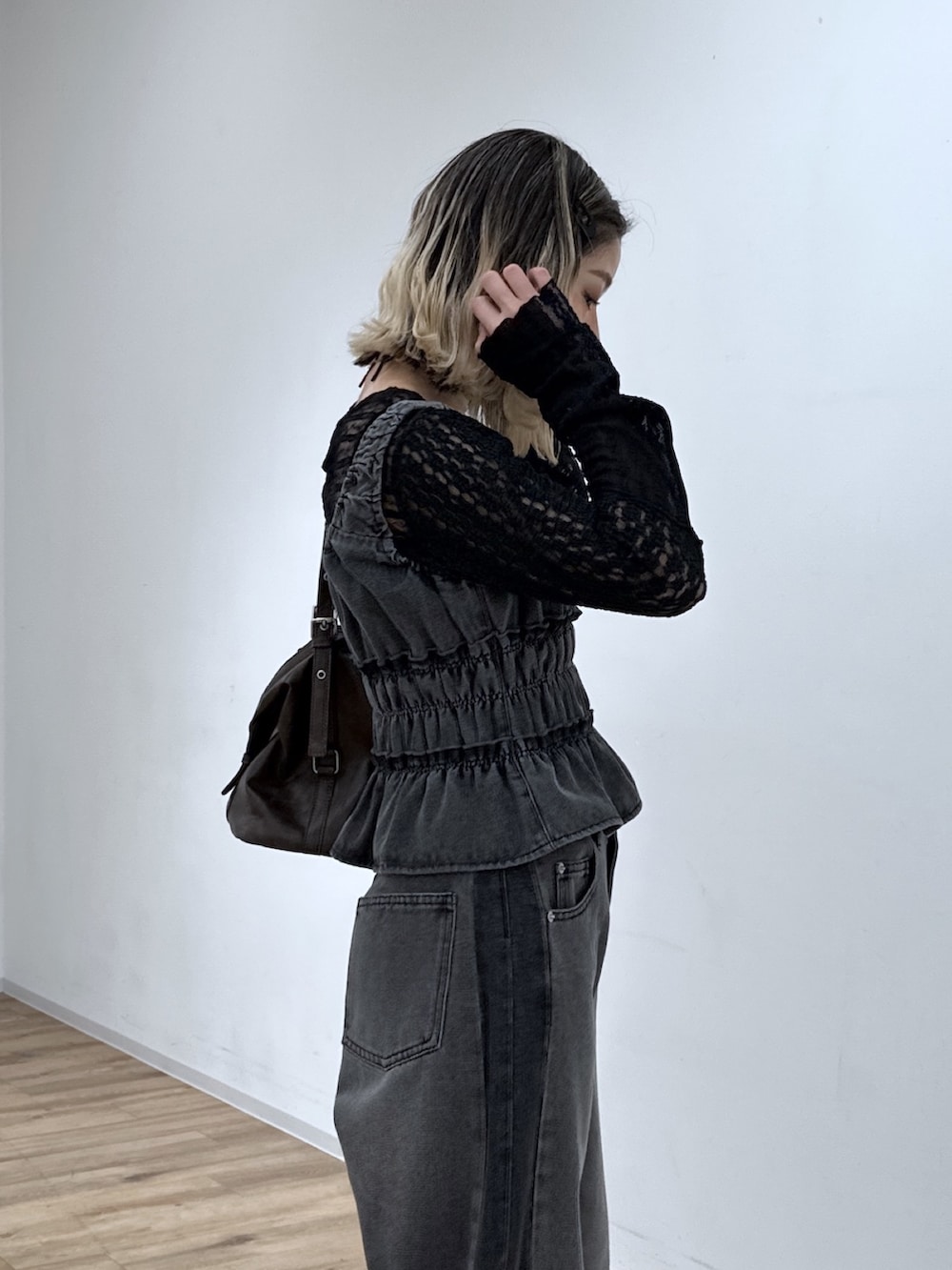 ブラック系のその他パンツ、ブラック系のシャツ/ブラウス、ブラック系のTシャツ/カットソーを着用したレディースの冬コーディネートの5枚目の写真