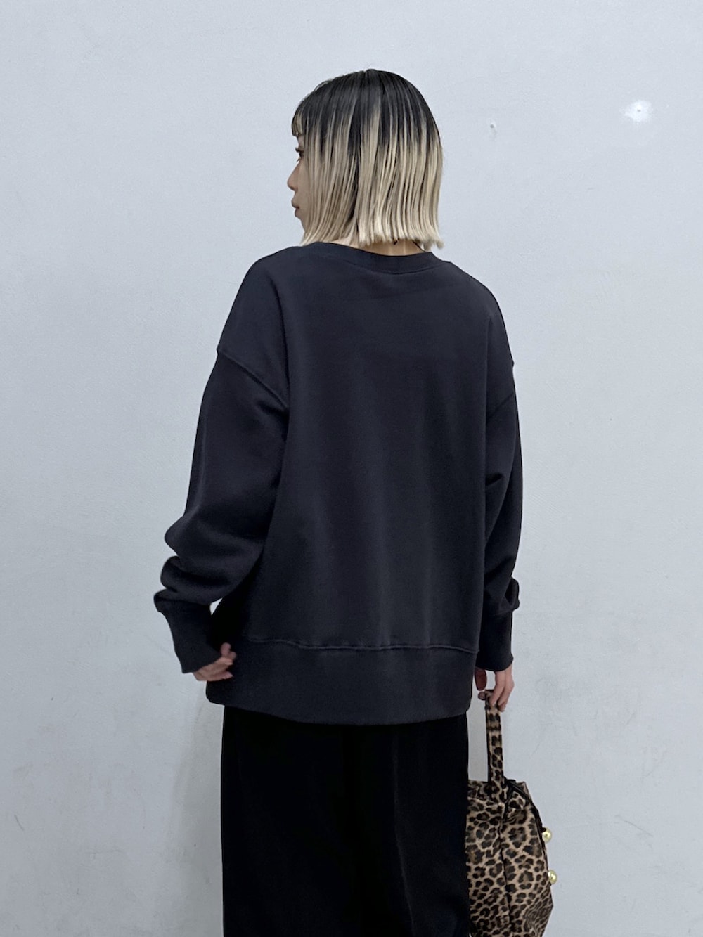 ブラック系のブルゾン、ブラック系のスウェット、ブラック系のその他パンツを着用したレディースの秋コーディネートの5枚目の写真