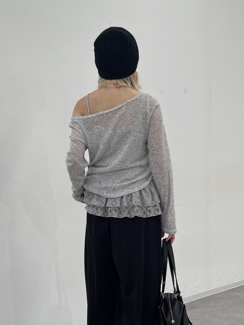 グレー系のTシャツ/カットソー、ブラック系のスラックスを着用したレディースの冬コーディネートの6枚目の写真