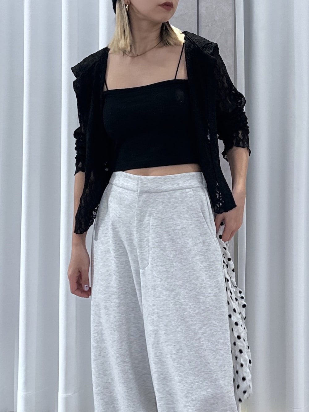 ブラック系のTシャツ/カットソー、ブラック系のキャミソール、ホワイト系のその他パンツを着用したレディースの春コーディネートの5枚目の写真