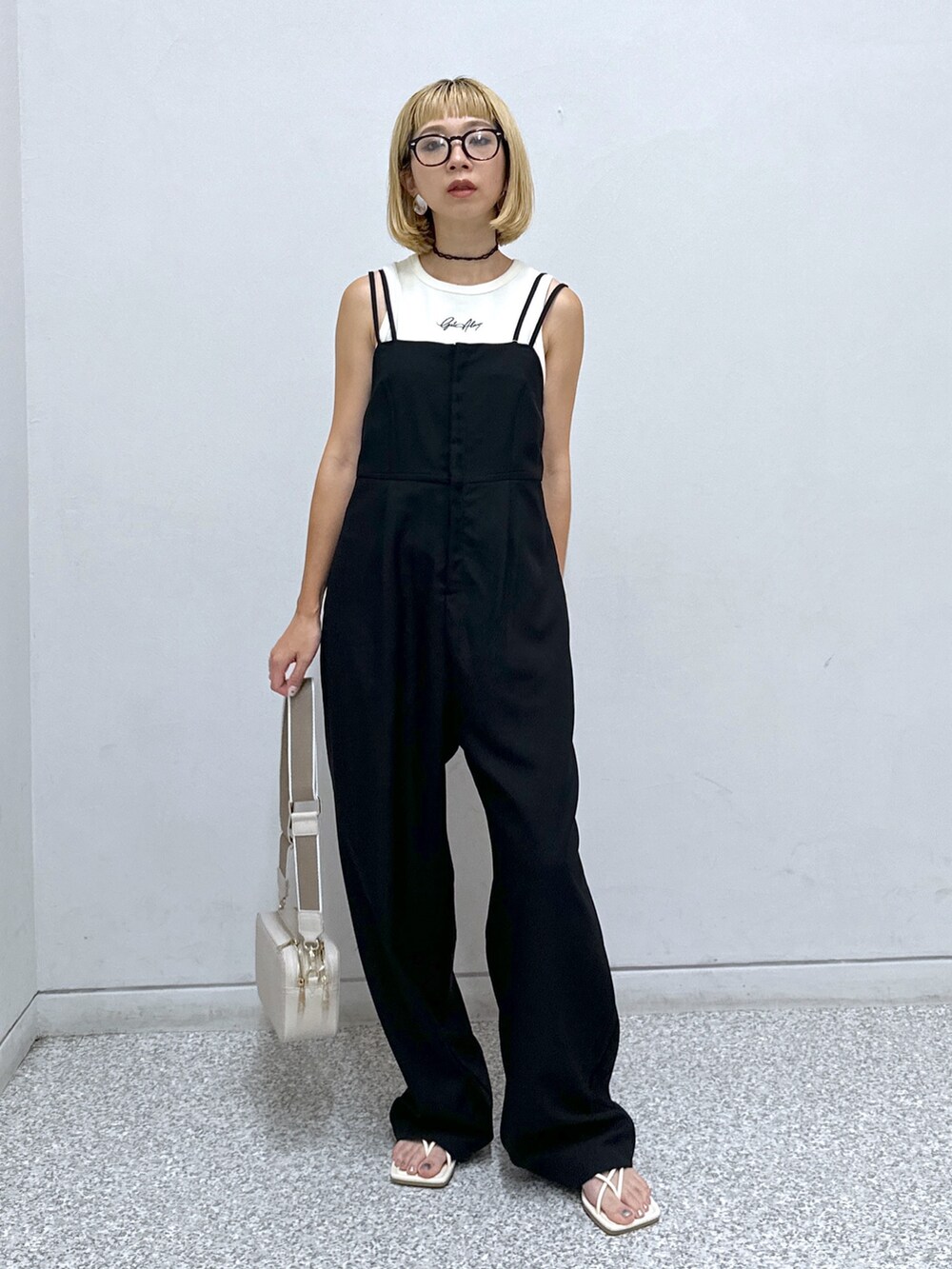 ホワイト系のタンクトップ、ブラック系のつなぎ/オールインワン、ブルー系のシャツ/ブラウスを着用したレディースの夏コーディネートの2枚目の写真