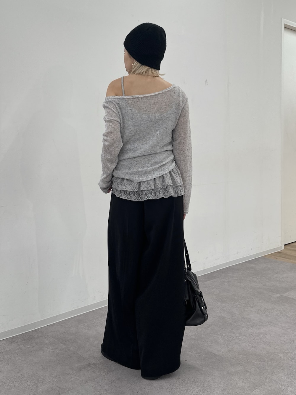 グレー系のTシャツ/カットソー、ブラック系のスラックスを着用したレディースの冬コーディネートの3枚目の写真