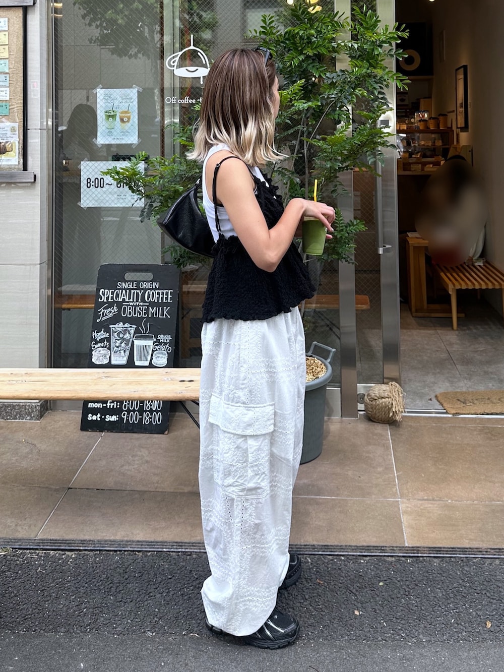 ブラック系のシャツ/ブラウス、ホワイト系のカーゴパンツ、ブラック系のショルダーバッグを着用したレディースの夏コーディネートの5枚目の写真
