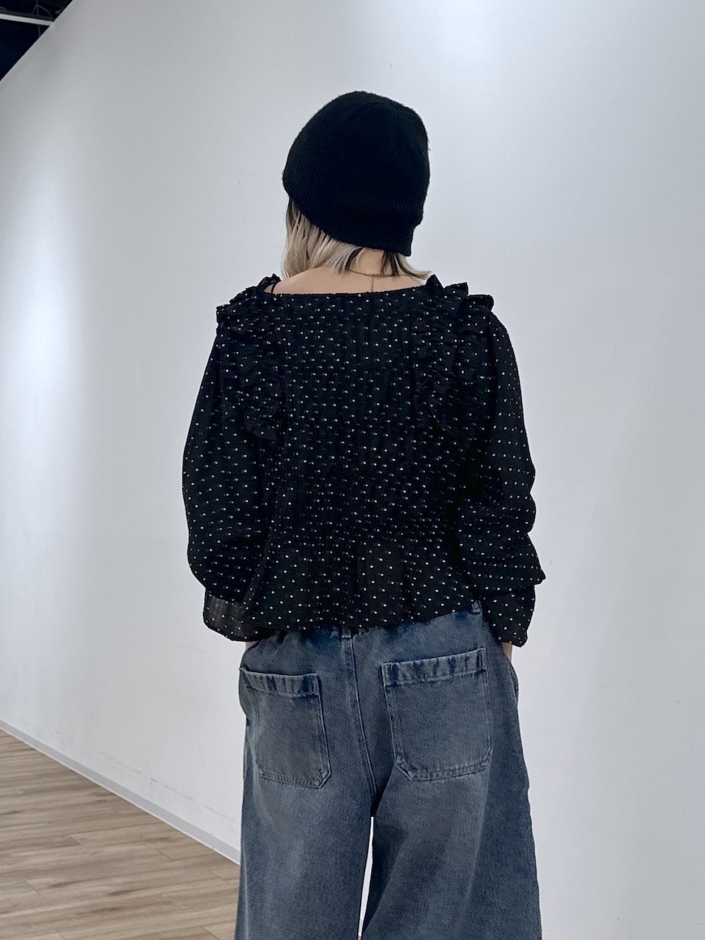 ブルー系のその他パンツ、ブラック系のシャツ/ブラウスを着用したレディースの冬コーディネートの5枚目の写真