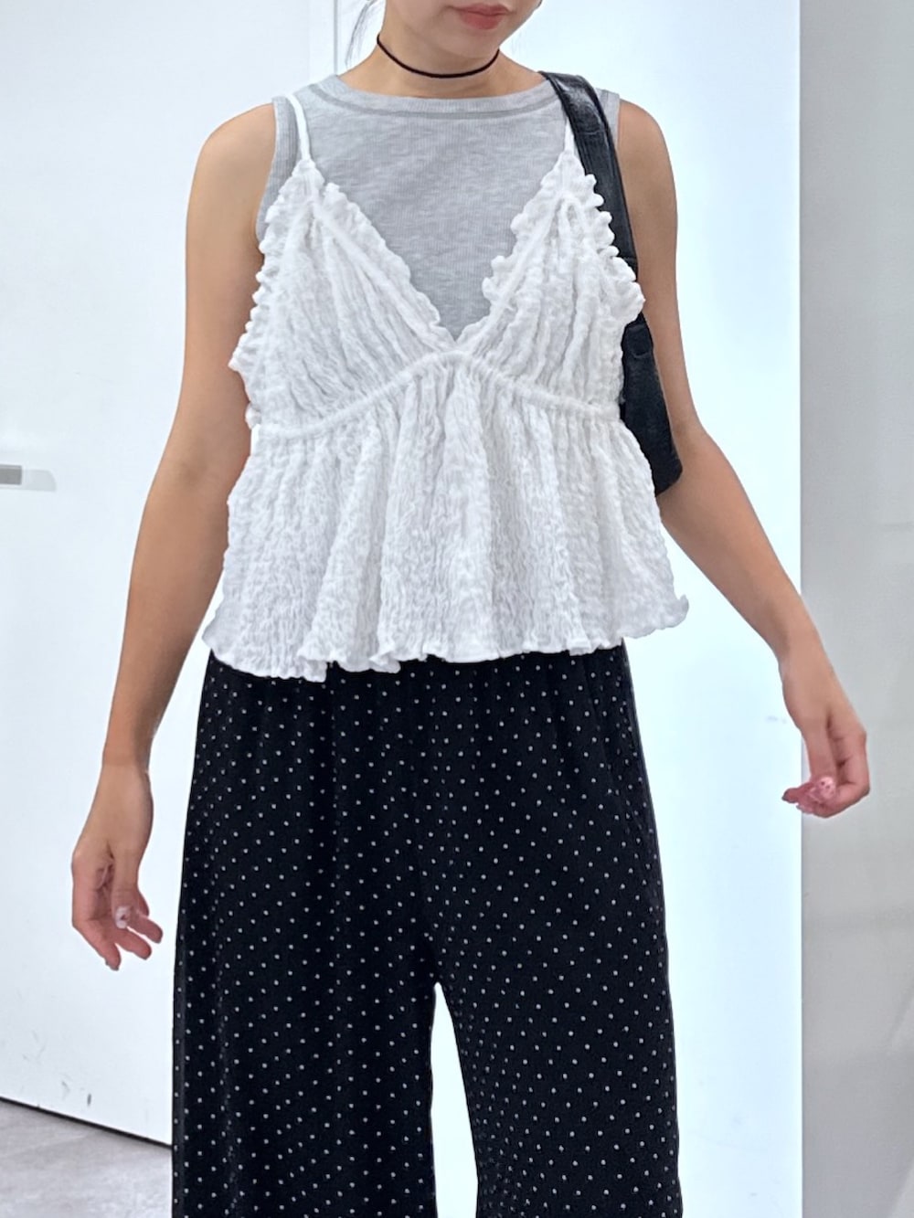 グレー系のTシャツ/カットソー、ホワイト系のシャツ/ブラウス、ブラック系のショルダーバッグを着用したレディースの夏コーディネートの5枚目の写真