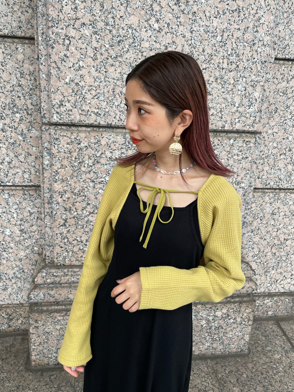 ブラック系のワンピース、イエロー系のTシャツ/カットソーを着用したレディースの夏コーディネートの3枚目の写真