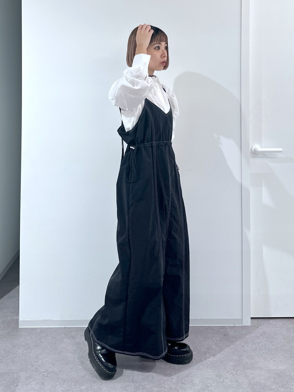 ホワイト系のシャツ/ブラウス、ブラック系のワンピース、シルバー系のショルダーバッグを着用したレディースの春コーディネートの2枚目の写真