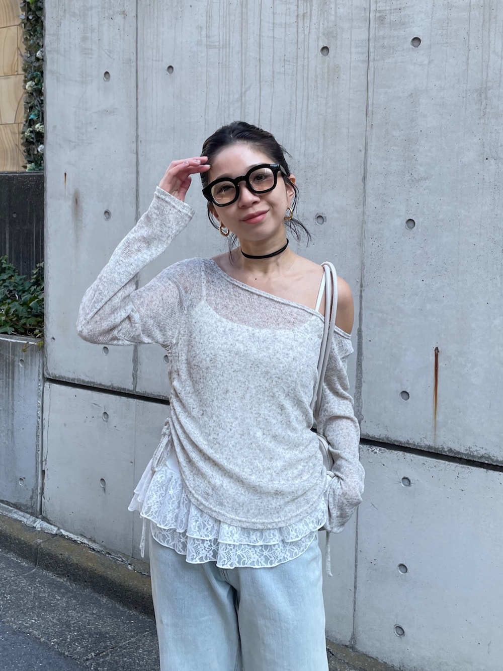 ホワイト系のTシャツ/カットソー、ブルー系のデニムパンツ、ホワイト系のショルダーバッグを着用したレディースの冬コーディネートの6枚目の写真