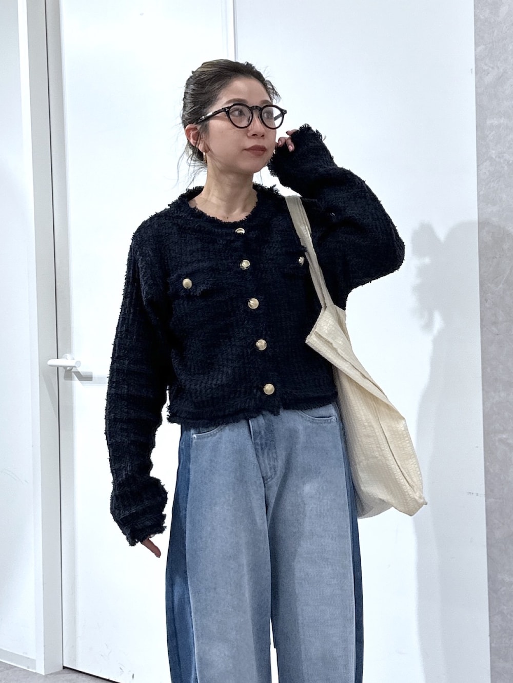 ブルー系のニット/セーター、ブルー系のその他パンツ、ホワイト系のトートバッグを着用したレディースの春コーディネートの5枚目の写真