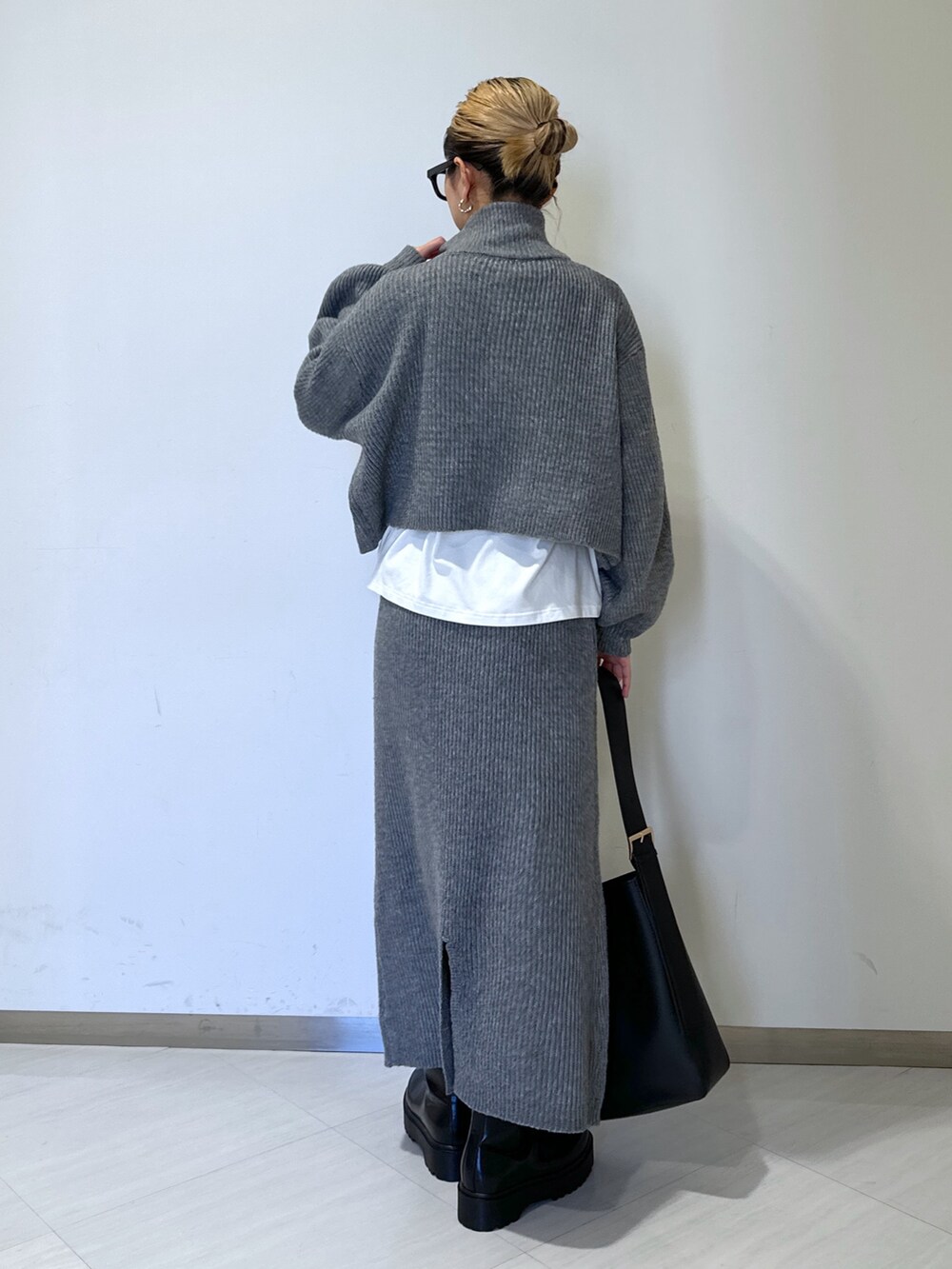 ホワイト系のTシャツ/カットソー、ブラック系のトートバッグ、グレー系のワンピースを着用したレディースの冬コーディネートの3枚目の写真