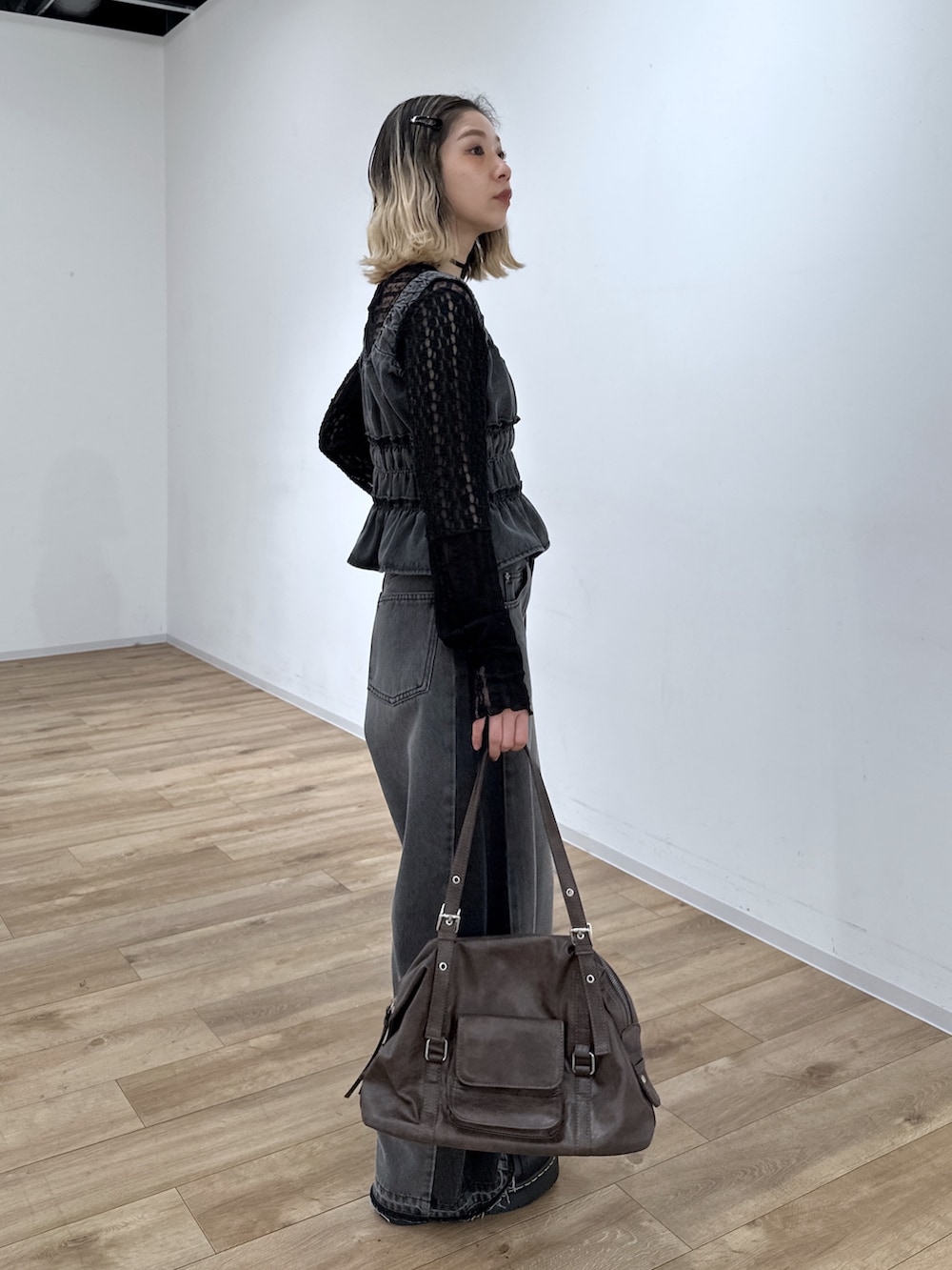 ブラック系のその他パンツ、ブラック系のシャツ/ブラウス、ブラック系のTシャツ/カットソーを着用したレディースの冬コーディネートの2枚目の写真