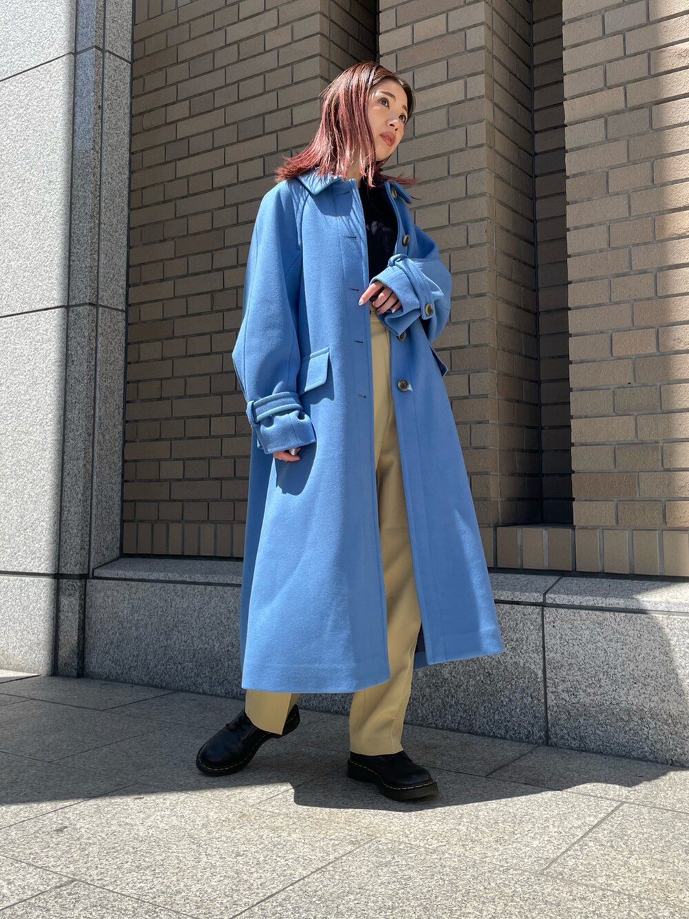イエロー系のその他パンツ、ブルー系のステンカラーコートを着用したレディースの夏コーディネートの3枚目の写真