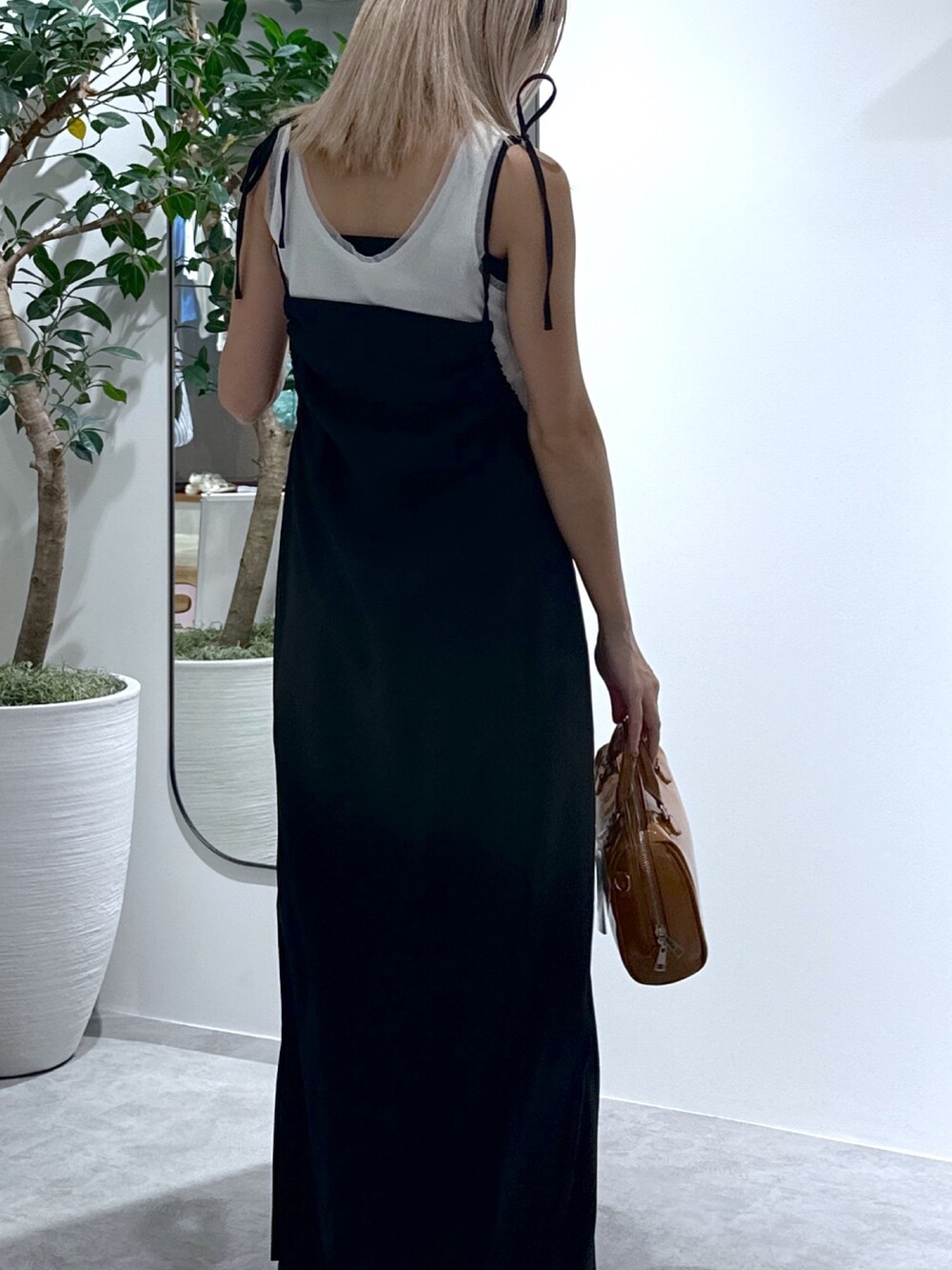 ホワイト系のTシャツ/カットソー、ブラック系のワンピース、ベージュ系のショルダーバッグを着用したレディースの夏コーディネートの5枚目の写真