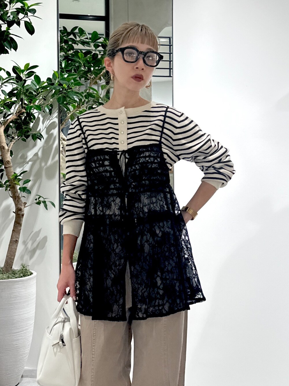 ホワイト系のカーディガン/ボレロ、ベージュ系のその他パンツ、ホワイト系のトートバッグを着用したレディースの春コーディネートの7枚目の写真