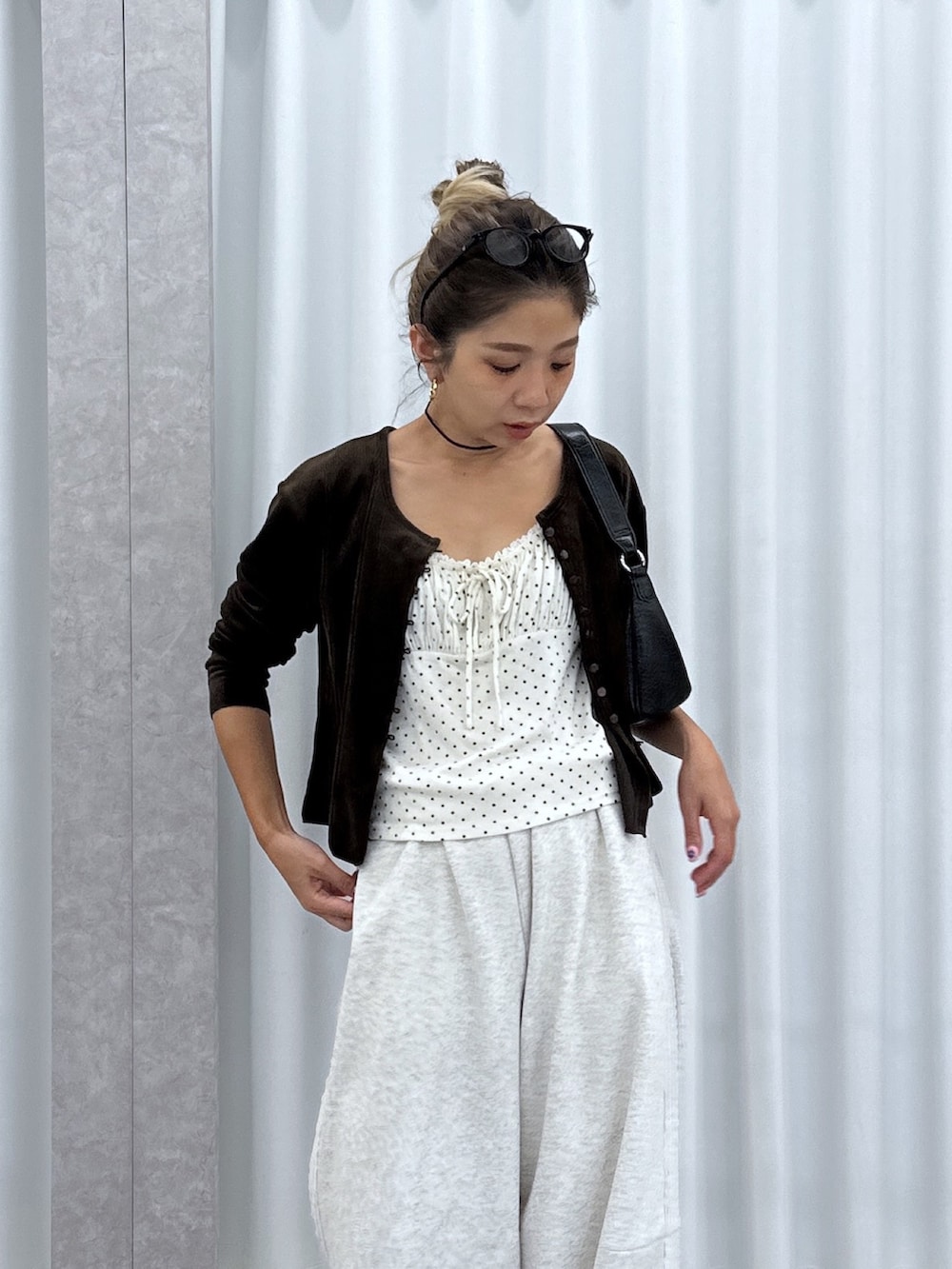 ブラウン系のTシャツ/カットソー、ホワイト系のTシャツ/カットソー、ホワイト系のスウェットパンツを着用したレディースの夏コーディネートの5枚目の写真