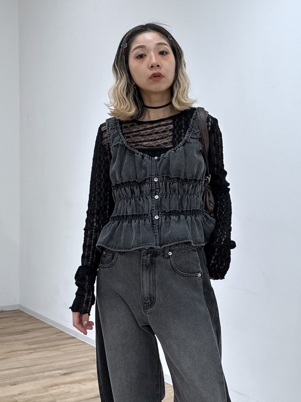 ブラック系のその他パンツ、ブラック系のシャツ/ブラウス、ブラック系のTシャツ/カットソーを着用したレディースの冬コーディネートの4枚目の写真